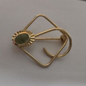 Elegant Gold Brooch with Green Accent